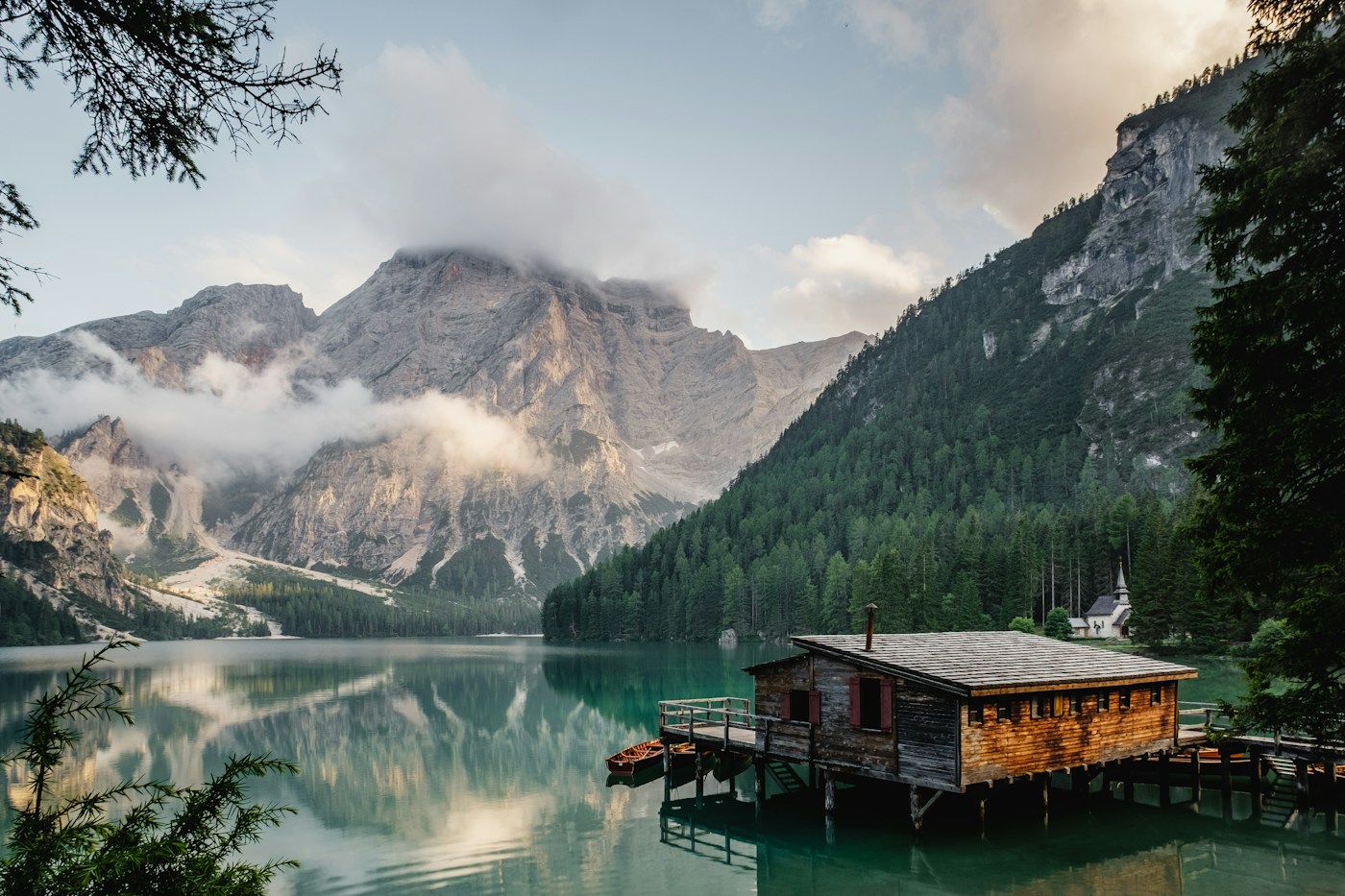 Bergsee mit einer Hütte am Ufer